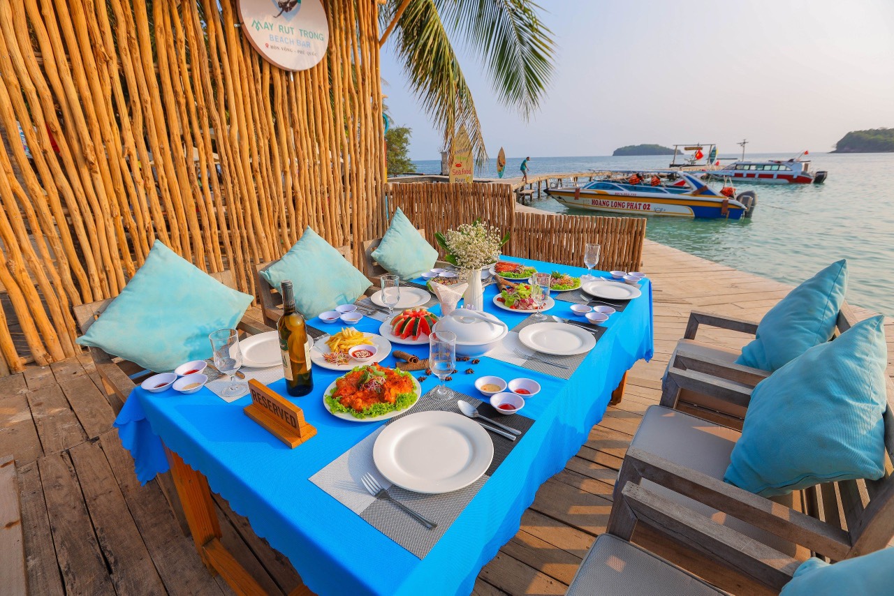 Bữa trưa trên bờ biển — Ẩm thực bên không gian biển