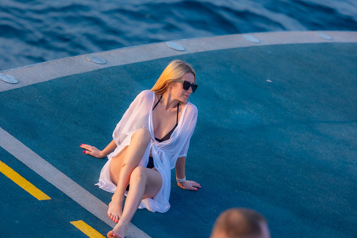 Đuôi du thuyền - đường băng chạm nước