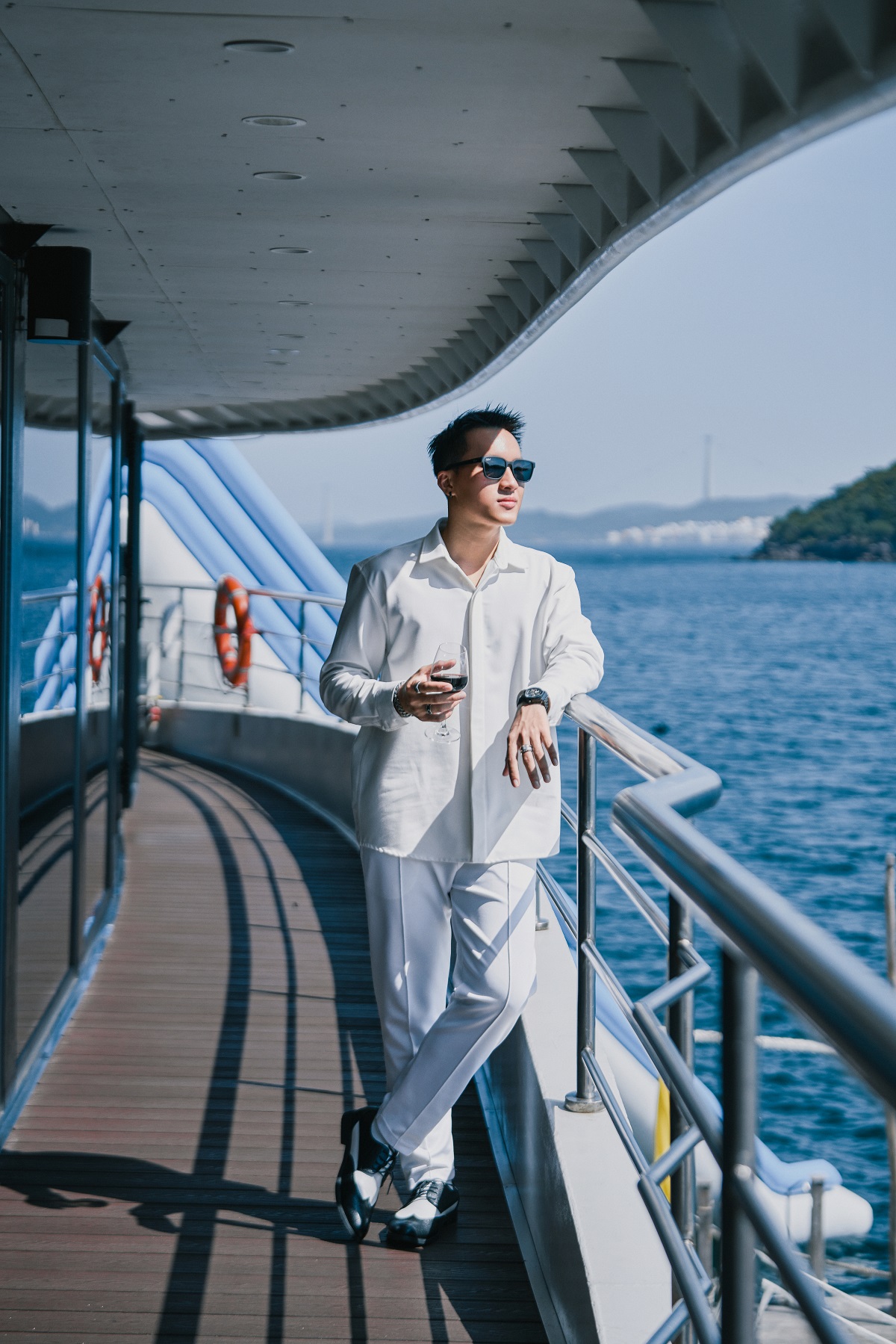 Hai bên mạn du thuyền