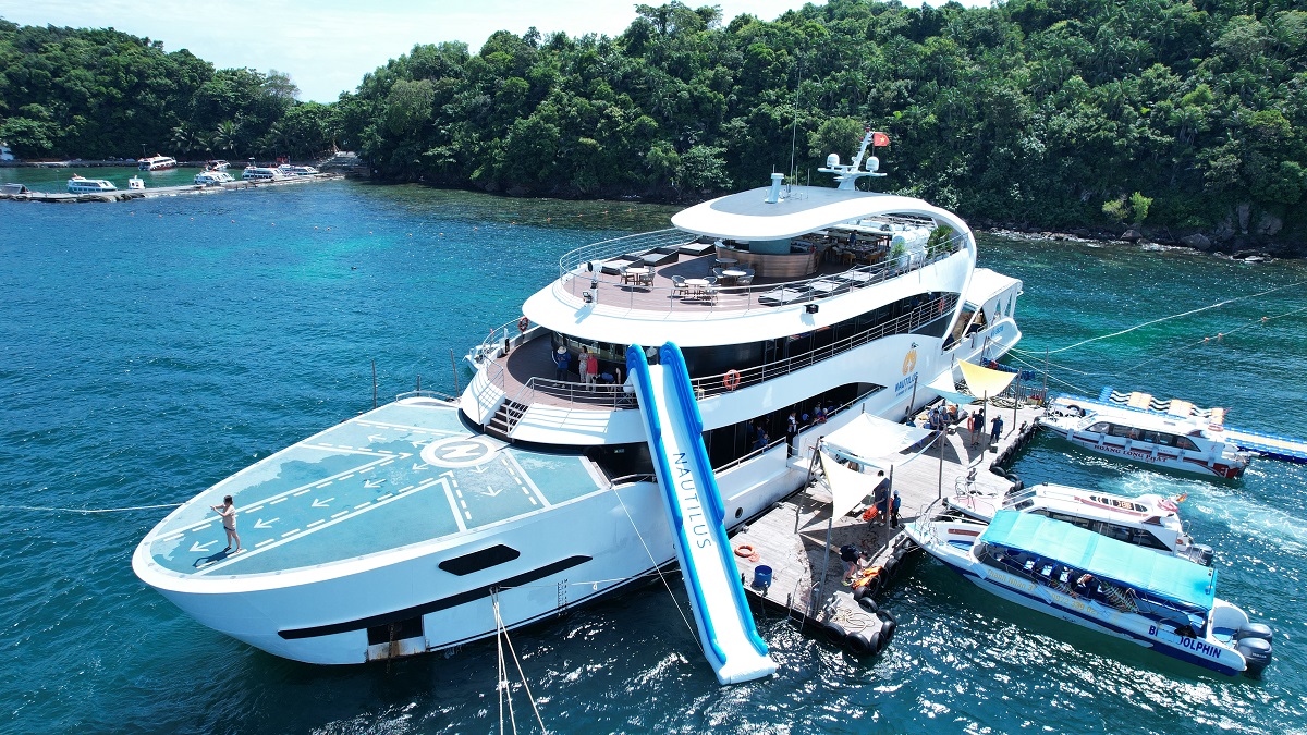 Cầu trượt biển khổng lồ