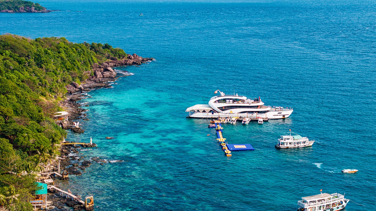 Thời tiết nào phù hợp để thuê du thuyền Phú Quốc