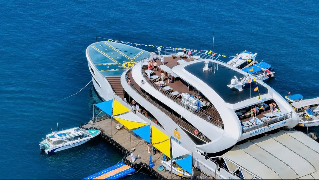 Namaste đã chuẩn bị cano đưa đón bạn đến thẳng du thuyền Nautilus